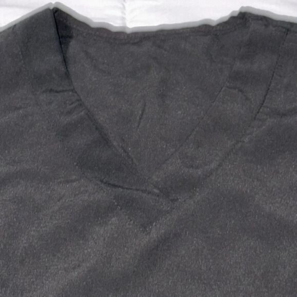 Womens Black V-Neck Scrub Top With Pockets - Picture 2 of 6